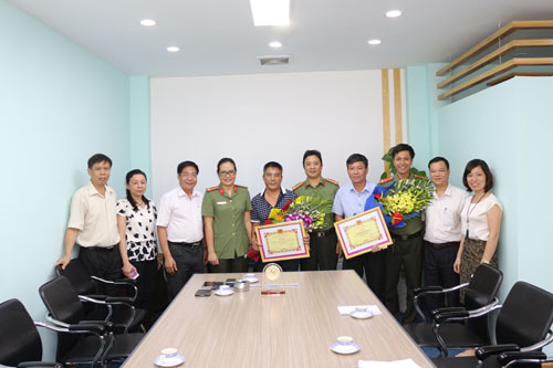 Công an TP Hà Nội trao tặng bằng khen cho tập thể, cá nhân Viện Trang Thiết bị và Công trình y tế