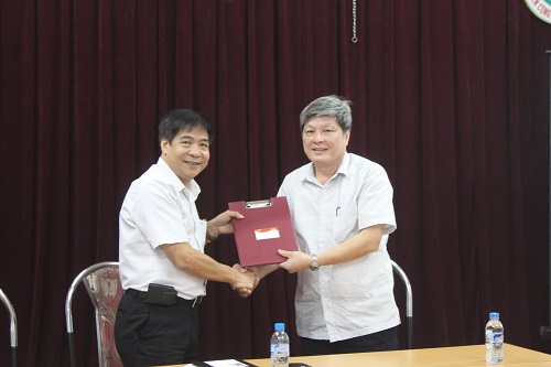 Trao quyết định nghỉ hưu cho đồng chí Nguyễn Trọng Quỳnh